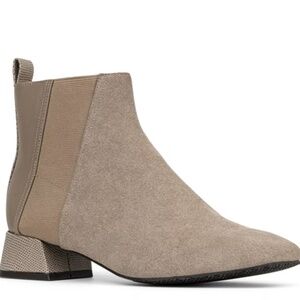 Donald Pliner Travis Bootie Taupe Suede size 7.5 M